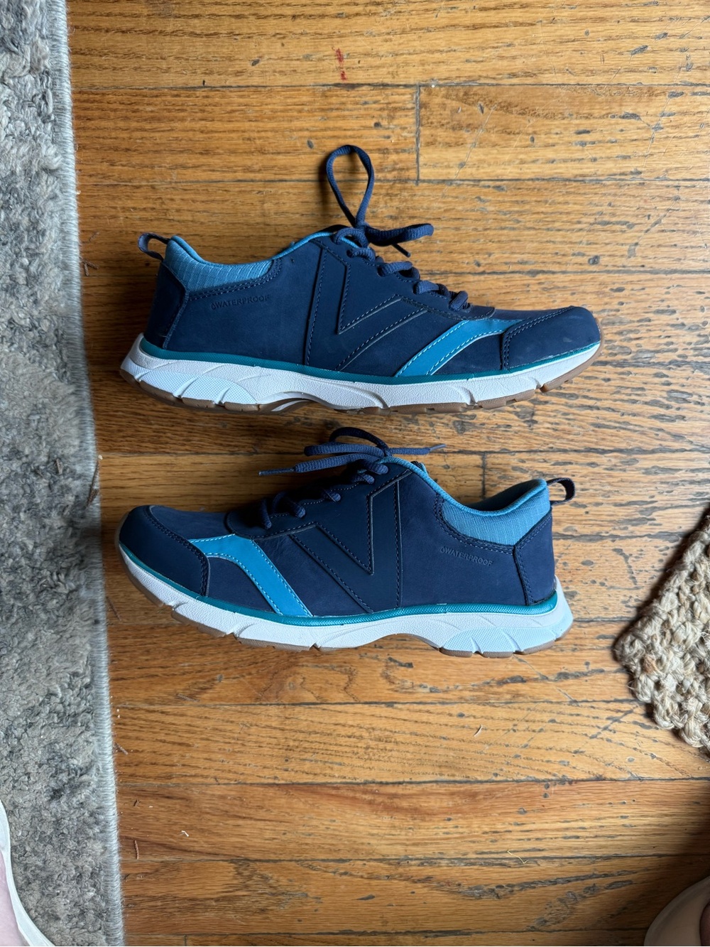 Vionic Women’s Zanny Waterproof Walking Sneakers in navy/blue sz:8.5